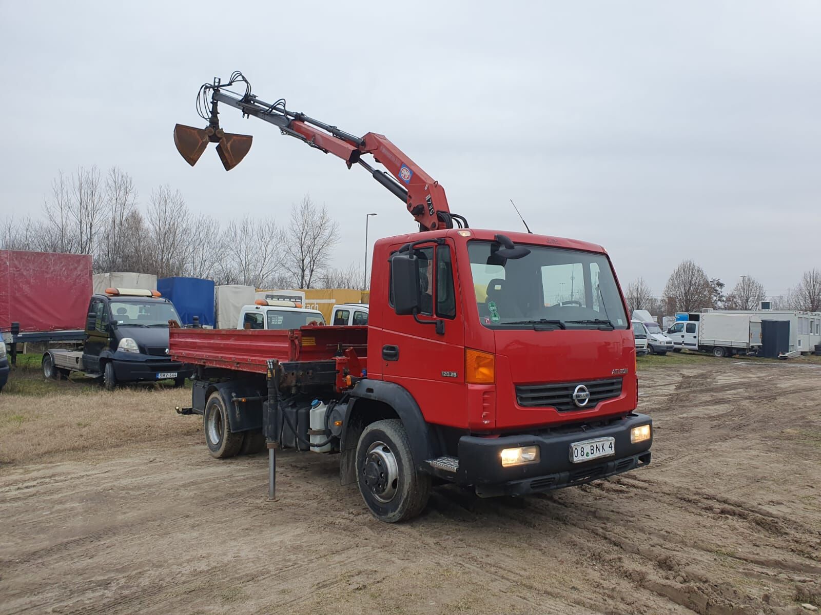 Nissan ATLEON 120.25 - HMF 735  6,9m Crane , tipper  volquete